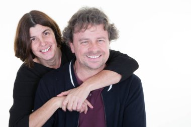 orta kırklı yaşlı çift yaşam tarzı beyaz arka plan üzerinde poz