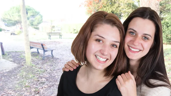 Dos Graciosas Amigas Sonriendo Abrazándose —  Fotos de Stock