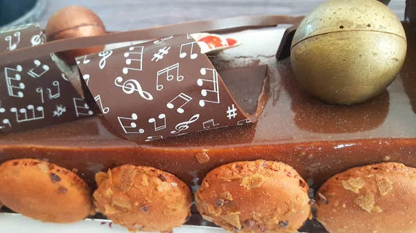 Detalhe Bolo Bucha Chocolate Com Macaron Notas Musicais Desenhadas — Fotografia de Stock