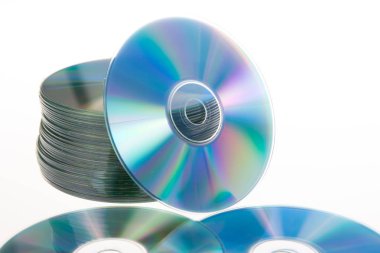 CD-ROM CD beyaz masanın üzerinde yatan bir yığının mavi renkli yakın çekim