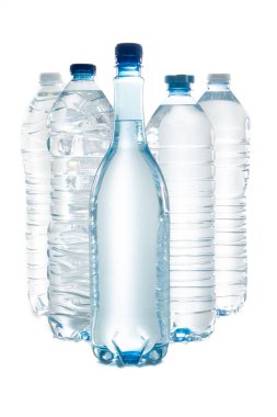 su şişeleri beyaz zemin üzerine izole