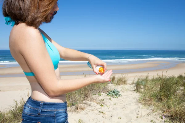 Vacker Kvinna Stranden Pågår Skyddande Kräm Solbränna — Stockfoto