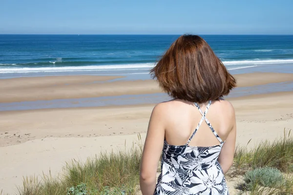 Νεαρή Γυναίκα Στέκεται Μια Παραλία Θέα Στον Ορίζοντα — Φωτογραφία Αρχείου
