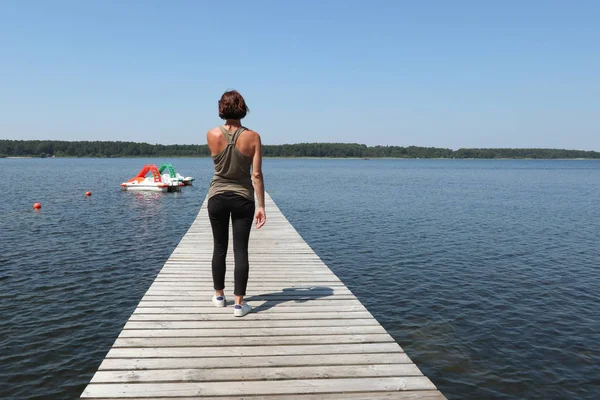 Sett Från Baksidan Ung Kvinna Trä Ponton Sjön — Stockfoto