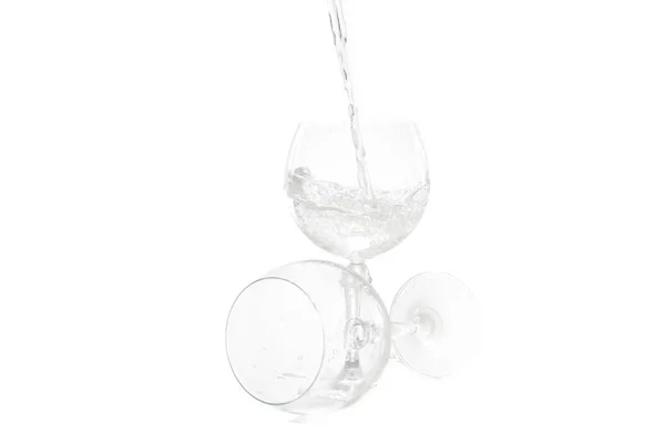 Versare Spruzzi Acqua Bicchieri Sfondo Bianco — Foto Stock