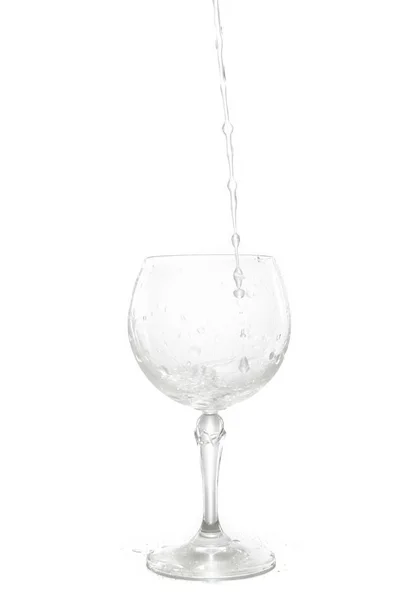 Koud Water Giet Water Aan Glas Witte Achtergrond — Stockfoto
