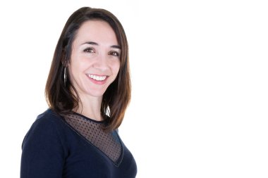 kopya alanı ile beyaz arka plan üzerinde izole bir kız gülümseyen genç güzel kadın portresi