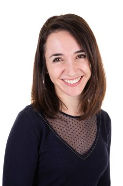 Genel olarak kameraya gülümseyen içinde sevimli esmer kadın portresi