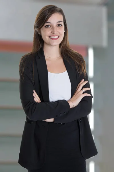 Portrait Pretty Businesswoman Crossed Arms Grey Office Background — Stock Photo, Image