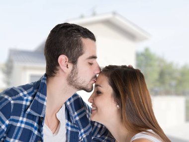 onların yeni modern rahat ev aşk genç çift öpücük