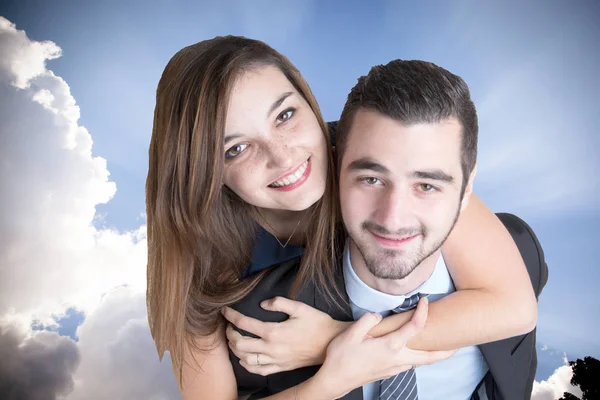 Paar Liefde Kaukasische Man Vrouw Piggyback Zijn Rug Onder Blauwe — Stockfoto