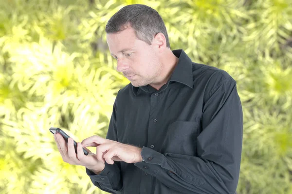 Pohledný Muž Černé Košili Venkovním Prostředí Mobilním Telefonu — Stock fotografie