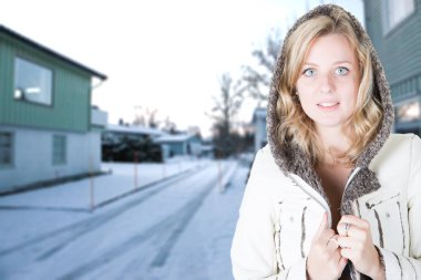 dağlarda kar kış köyde güzel sarışın kadın