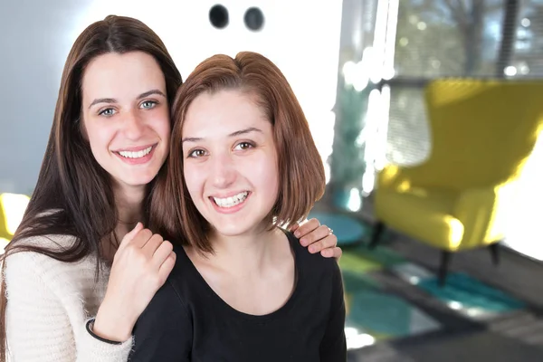 Δύο Χαμογελά Ευτυχισμένη Νεαρές Γυναίκες Καθιστικό Δωμάτιο Ένα Σπίτι — Φωτογραφία Αρχείου