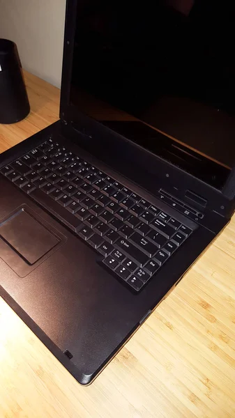 Laptop Tergeletak Meja Dalam Konsep Malam Hari Kerja Yang Panjang — Stok Foto
