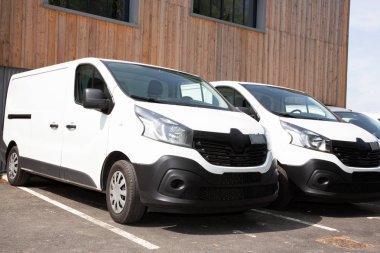 teslimat vans parsel, şirketin merkez ofisi önünde park sunmak için hazır