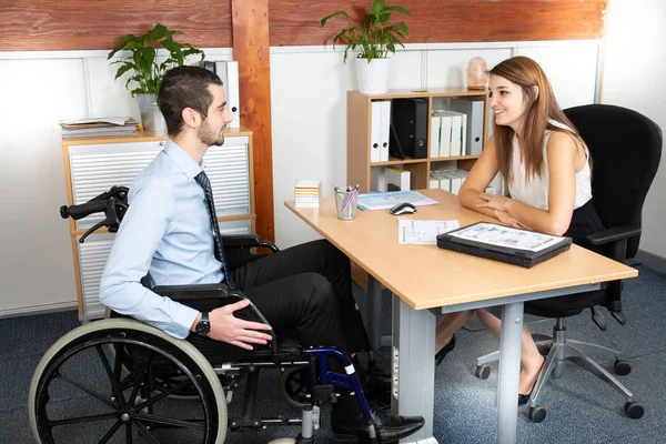 Инвалид Проводит Деловую Встречу Предпринимательницей — стоковое фото