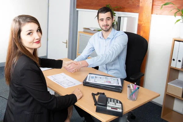 Affärsmannen Och Affärskvinna Skakar Hand Office Desk Efter Kontrakt — Stockfoto