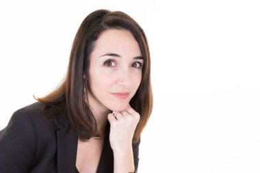 Düz beyaz arka plan üzerinde izole boş kopya alanı ile seyir ciddi emin işkadını portresi kapatın