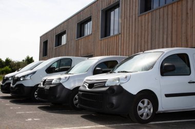 Satır beyaz teslim hizmeti van kamyonet fabrika depo dağıtım bitki önü park