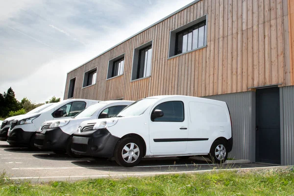 Diverse File Furgoni Servizio Bianchi Camion Parcheggiati Nel Parcheggio Vendita — Foto Stock