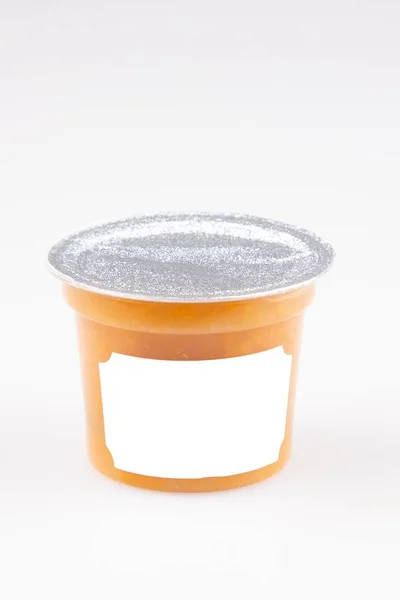 Compota Albaricoque Naranja Frasco Plástico Cerrado Sobre Fondo Blanco Con — Foto de Stock