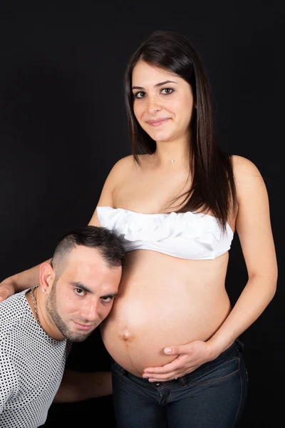 Bel Homme Barbu Écoute Belle Femme Enceinte Femme Ventre Souriant — Photo