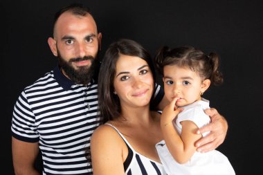 Baba Anne ve kız portre yaşam tarzı siyah arka plan üzerine
