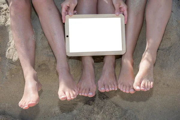 Pernas Várias Meninas Praia Areia Com Branco Branco Cartaz Vazio — Fotografia de Stock