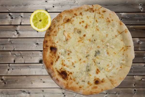 Pizza somon limon ile parlak ahşap doku tablo arka plan üzerinde yuvarlak