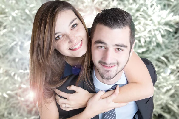 Piggyback Casal Jovem Homem Mulher Feliz Sorriso Divertido Retrato Com — Fotografia de Stock