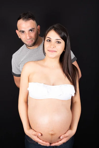 Kobieta Ciąży Brzuch Mąż Mężczyzna Całkiem Cute Para Przystojny Czarnym — Zdjęcie stockowe