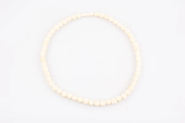 Collar Perlas Blancas Bajo Fondo Blanco — Foto de Stock