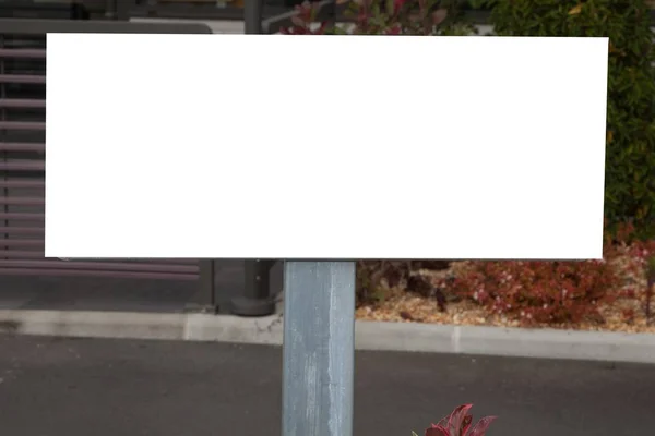 建蔽率や広告用ブランクの小さな看板サイン道路空白の場所 — ストック写真