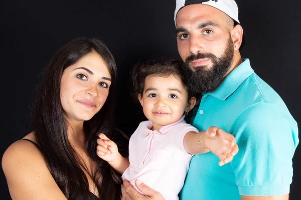 Arabische Familie Eltern Mit Tochter Mädchen Schwarzem Hintergrund — Stockfoto