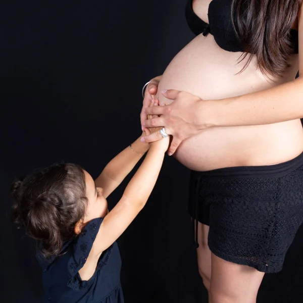 Krásná Dcera Dítě Dívka Hrát Matkou Břicho Těhotné Černém Pozadí — Stock fotografie