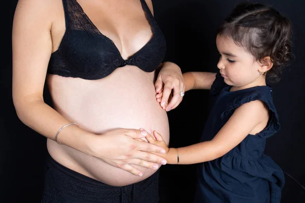 Gravid Mamma Spela Med Magen Och Brunett Dotter Livsstil Spela — Stockfoto