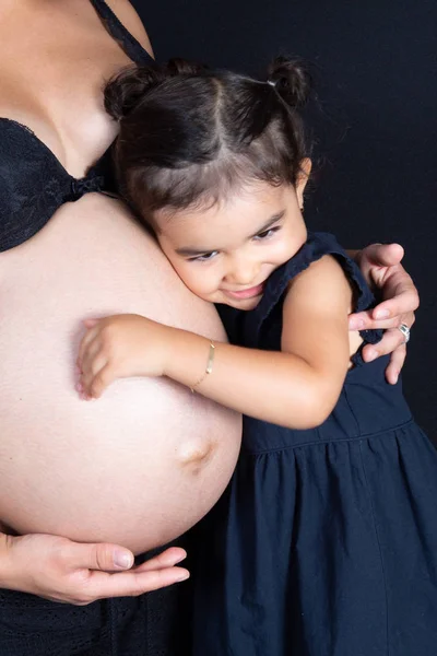 Beauté Enfant Fille Câlin Mignon Ventre Femme Enceinte Mère — Photo