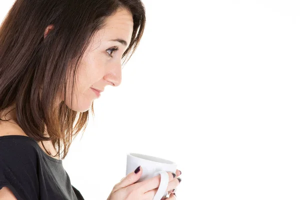 Elegante Perfil Mujer Morena Sosteniendo Una Taza Sobre Fondo Blanco —  Fotos de Stock