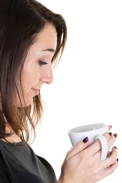 Junge Frau Sucht Tasse Kaffee Teetasse Nahaufnahme Porträt Auf Weißem — Stockfoto