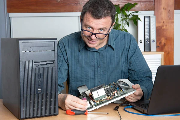 Técnico Reparación Hombre Computadora Oficina Servicio Apoyo — Foto de Stock