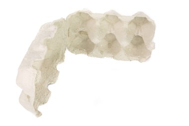 Beyaz arka planda izole boş karton yumurta kutusu