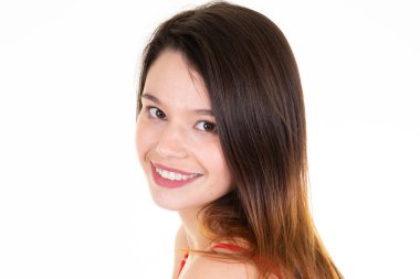 Beyaz arka planda gülümseyerek emin mutlu Kafkas kadın modeli