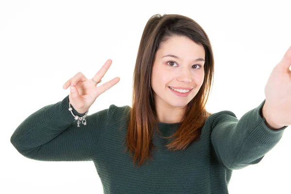 Mujer Joven Jersey Verde Haciendo Selfie Mostrando Gesto Paz — Foto de Stock