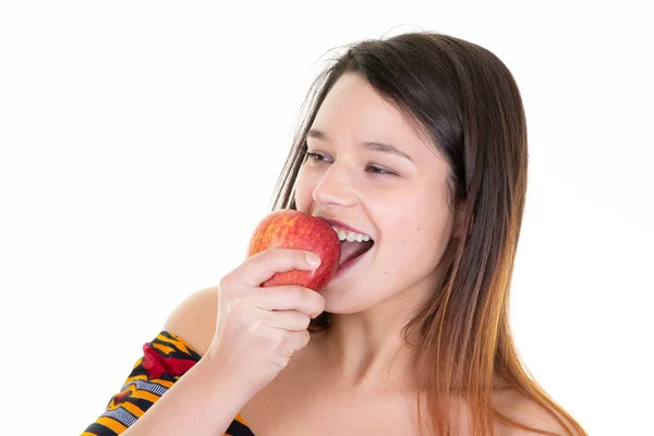 Kırmızı Elma Yiyen Mutlu Genç Kadın Portresi — Stok fotoğraf