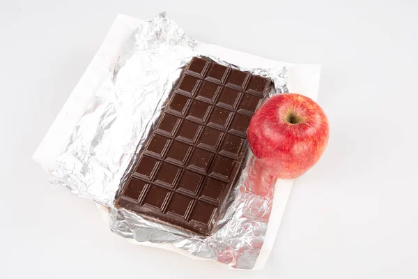 Pacote Aberto Chocolate Bar Caco Com Maçã Vermelha — Fotografia de Stock