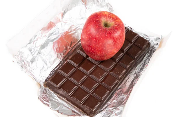 Çikolata Bar Siyah Kakao Kırmızı Elma Diyet Kavram — Stok fotoğraf