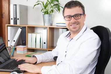 Ofis Büro içinde profesyonel iş adamı