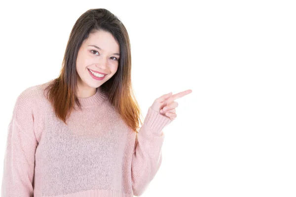 Mujer Joven Apuntando Lado Copyspace Mira Cámara — Foto de Stock