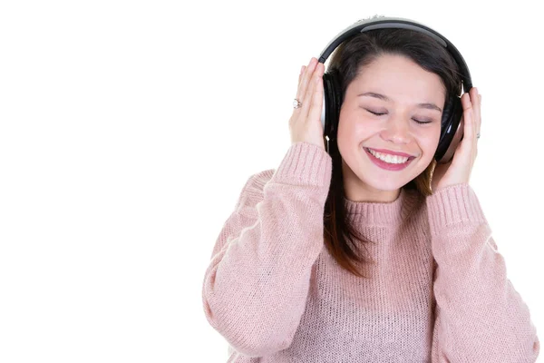 Jovem Mulher Com Fone Ouvido Desfrutar Música Olhos Fechados — Fotografia de Stock